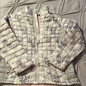The North Face Women's Quilted Printed Puffer Jacket - Cream & Gray